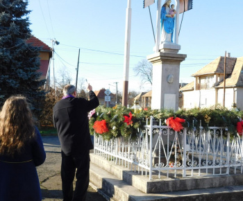 Aktuality / 29.11.2015 Pri príležitosti 1. Adventnej nedele, sklabinský Pán farár Ondrej Šmidriak požehnal Adventný veniec v strede obce, ktorý dal urobiť Obecný úrad a ozdobili ho deti z Materskej školy.   - foto