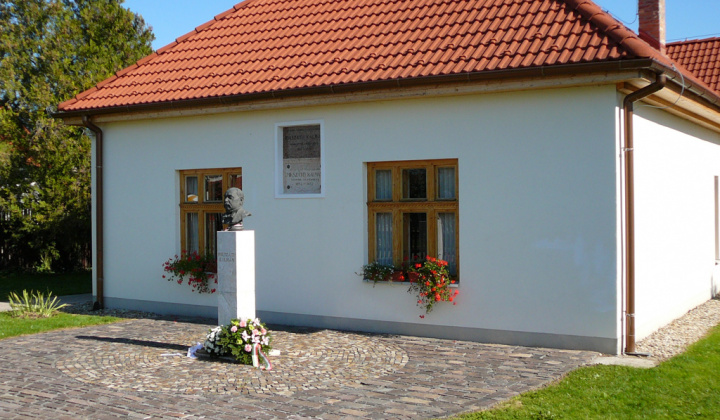 Fotka - Pamätný dom Kálmána Mikszátha Sklabiná